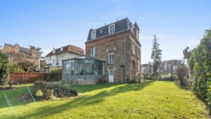 فيلا للبيع ب5 غرف نوم في مدينة باريس